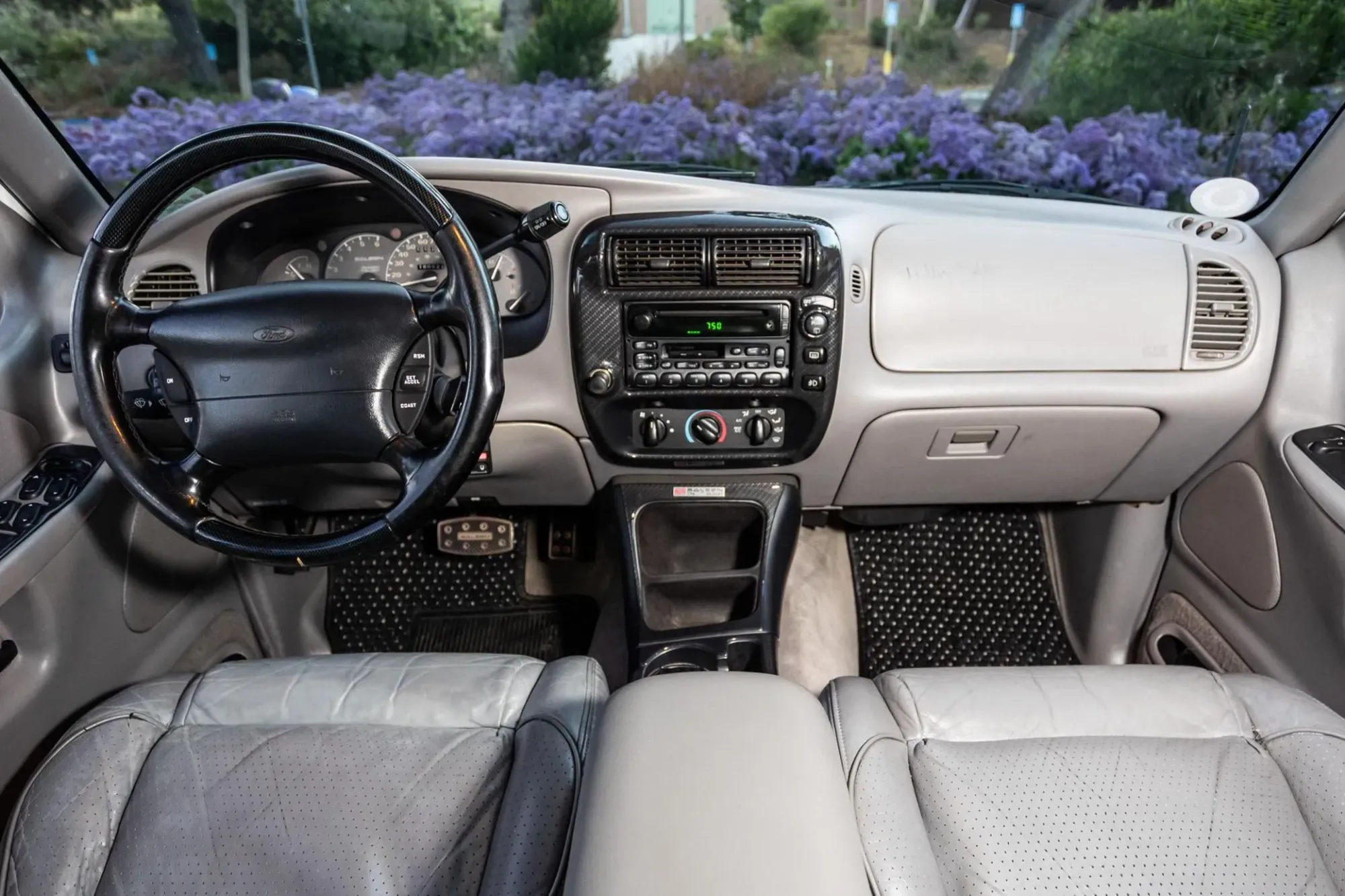 Interior delantero del Ford Explorer Saleen XP8