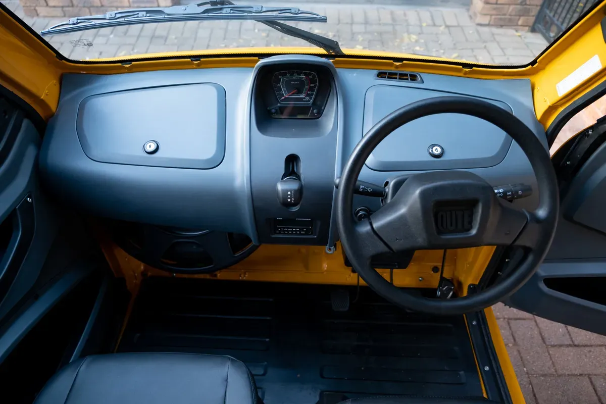 Interior delantero del Bajaj Qute