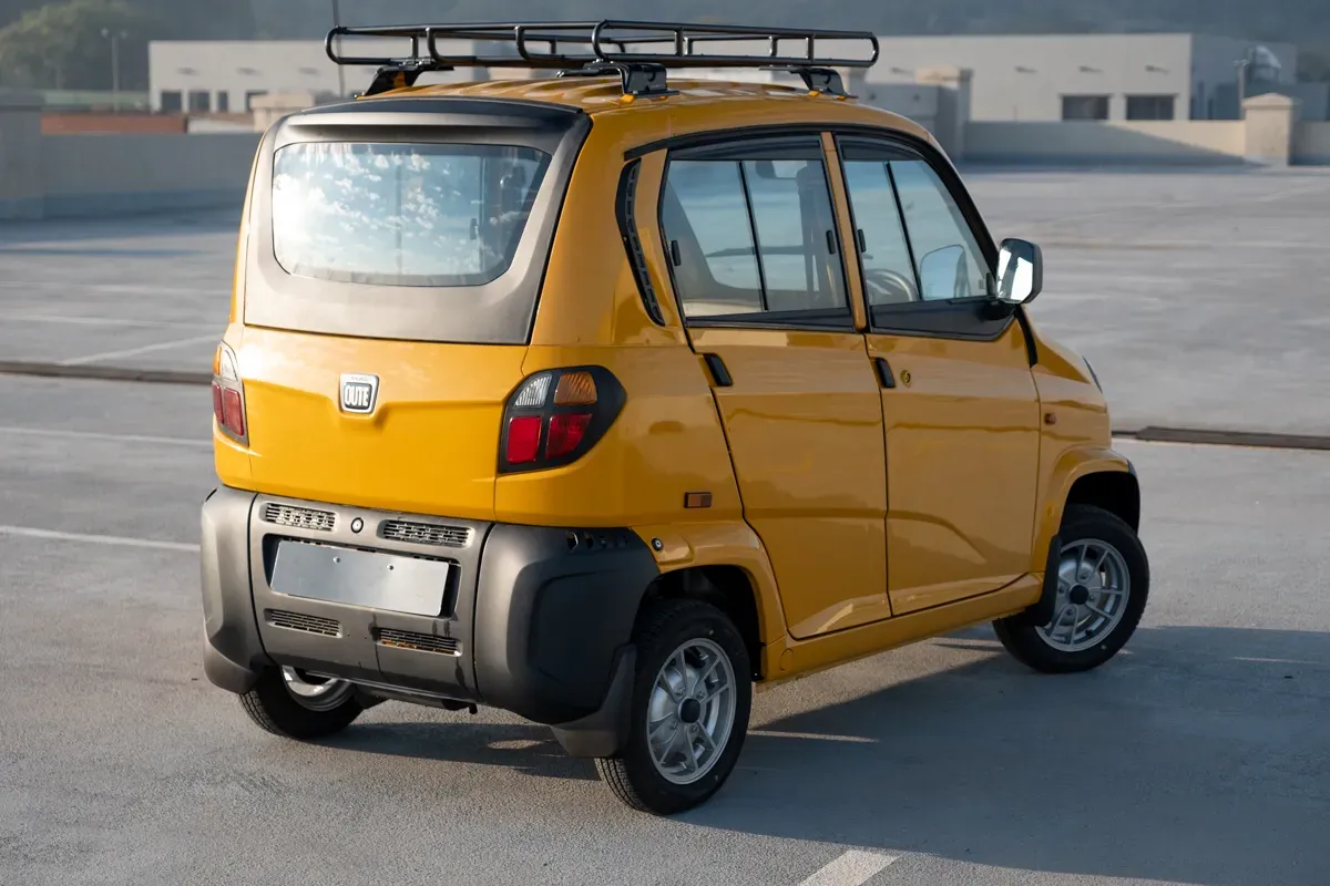 Exterior trasero del Bajaj Qute color amarillo