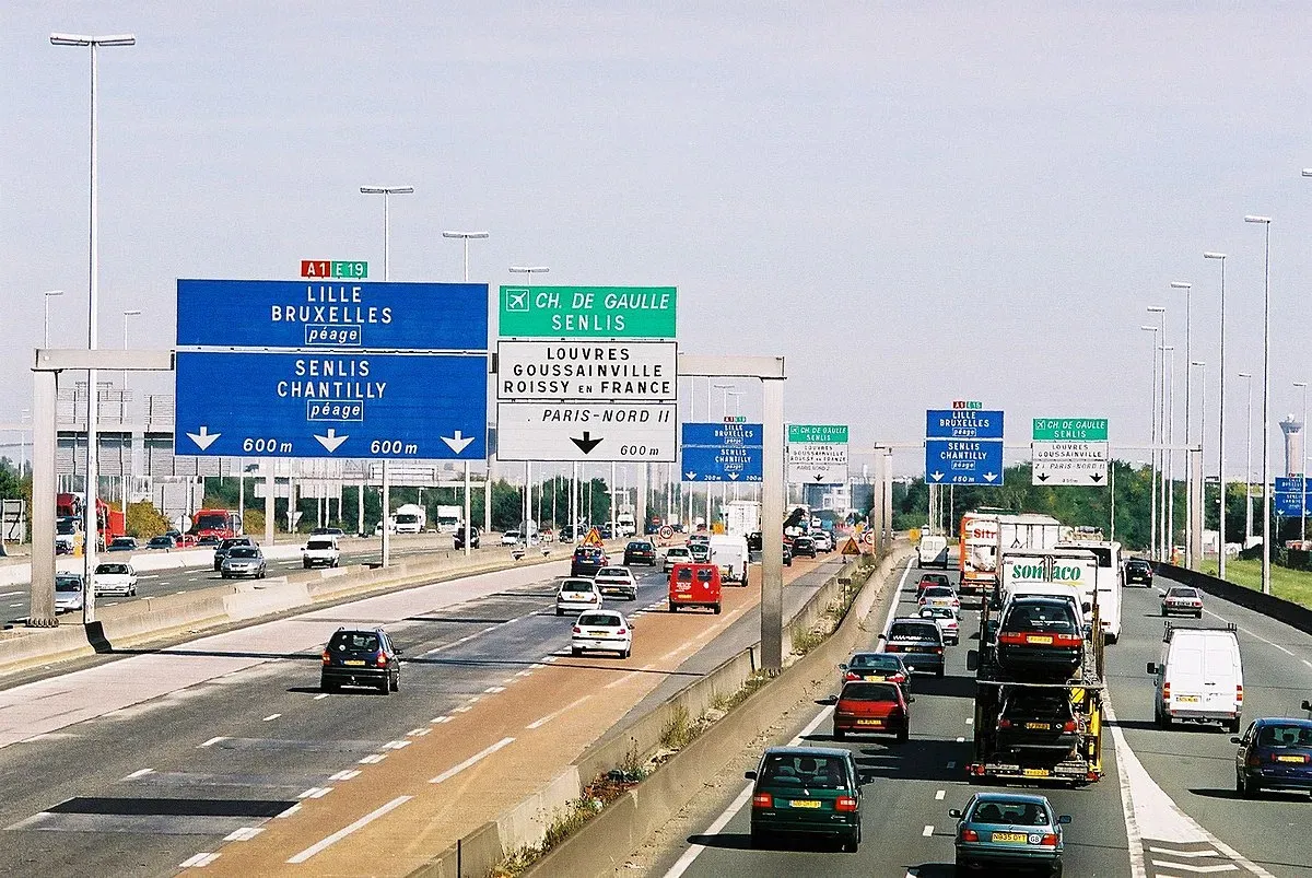 Autopista lleva de autos circulando 