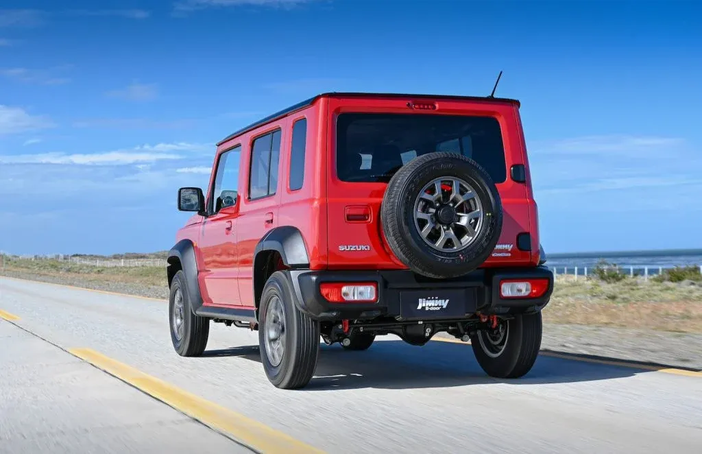 Exterior trasero del Suzuki Jimny 5 puertas color rojo