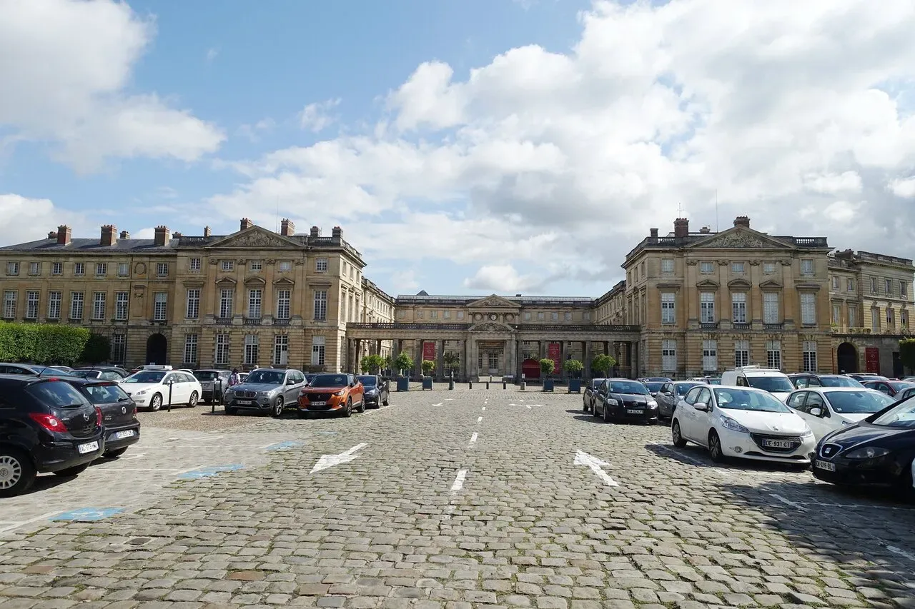 Localidad del Compiègne parqueadero de autos 