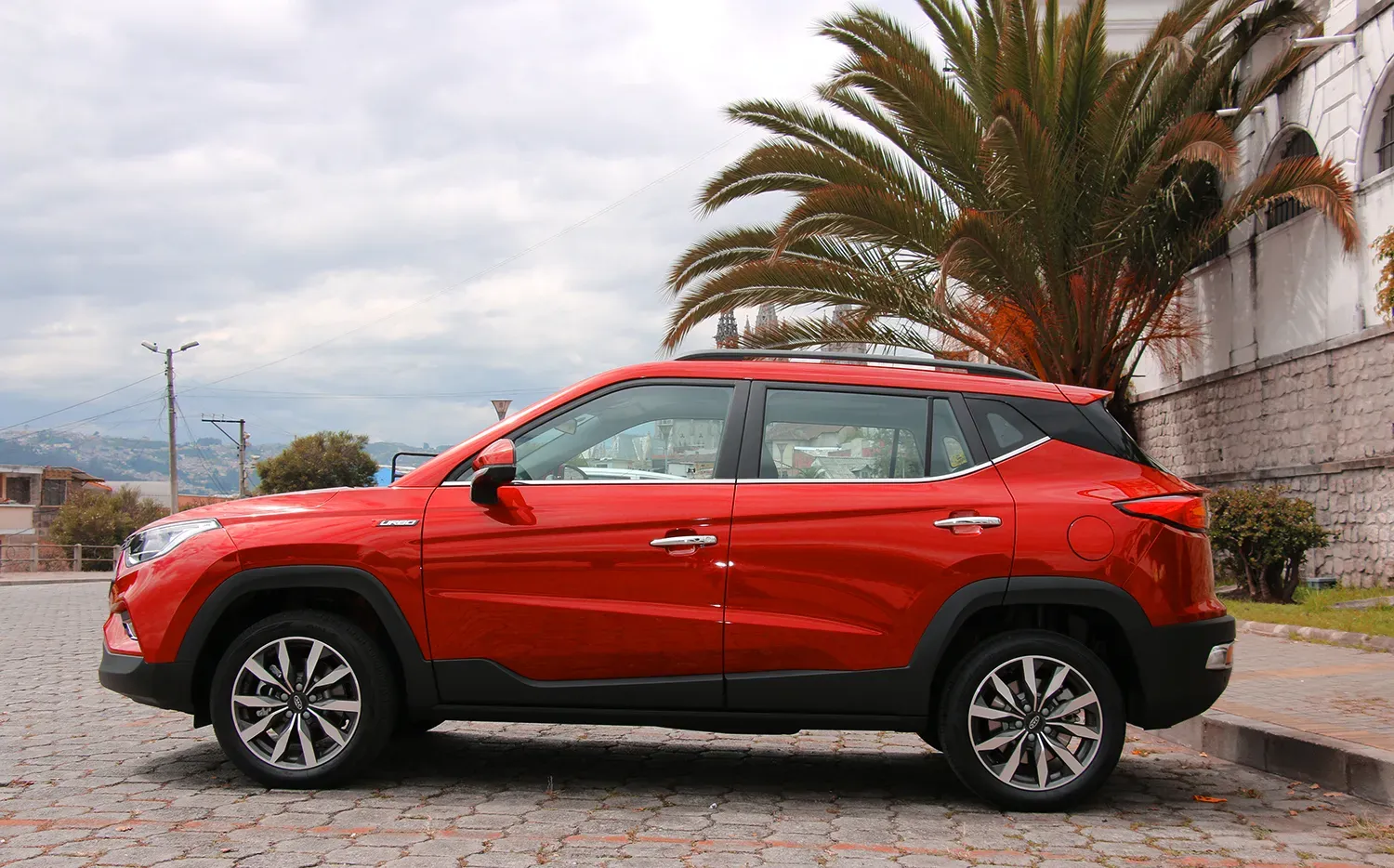 Exterior lateral del JAC S4 color rojo