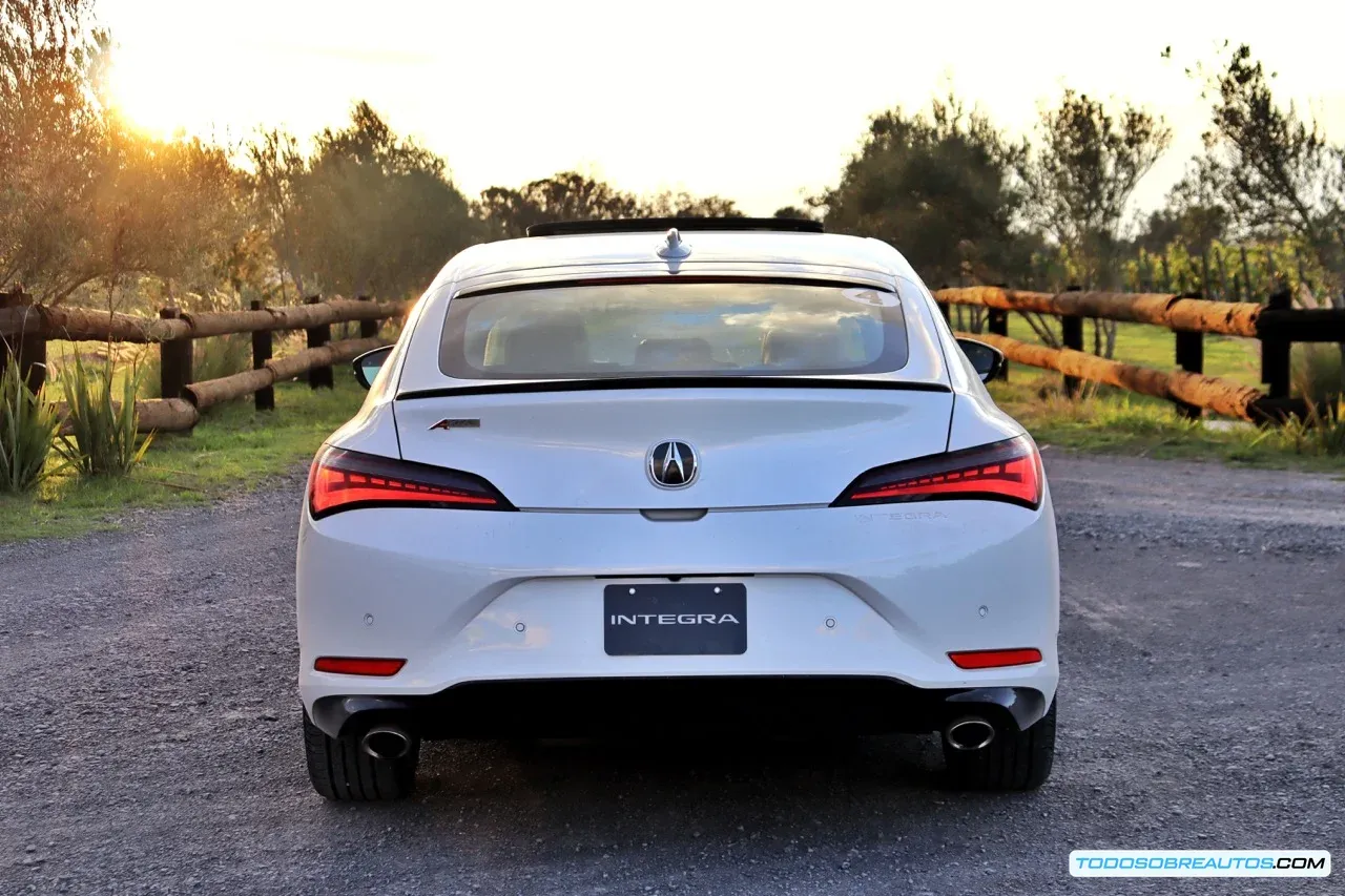 Acura Integra 2023 en un entorno urbano