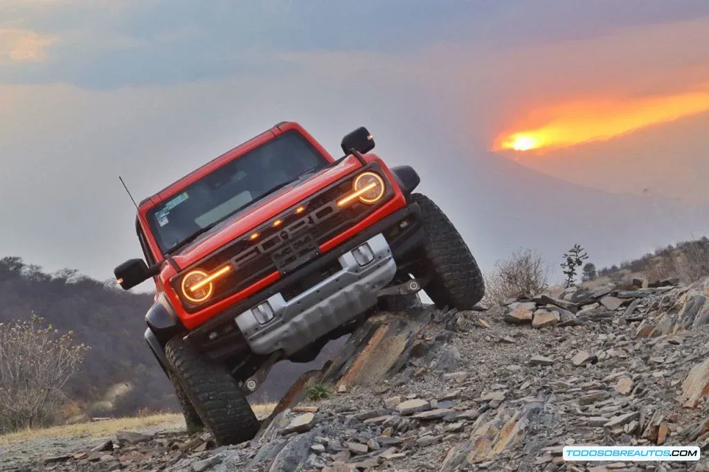 Infografía con especificaciones técnicas de la Ford Bronco Raptor