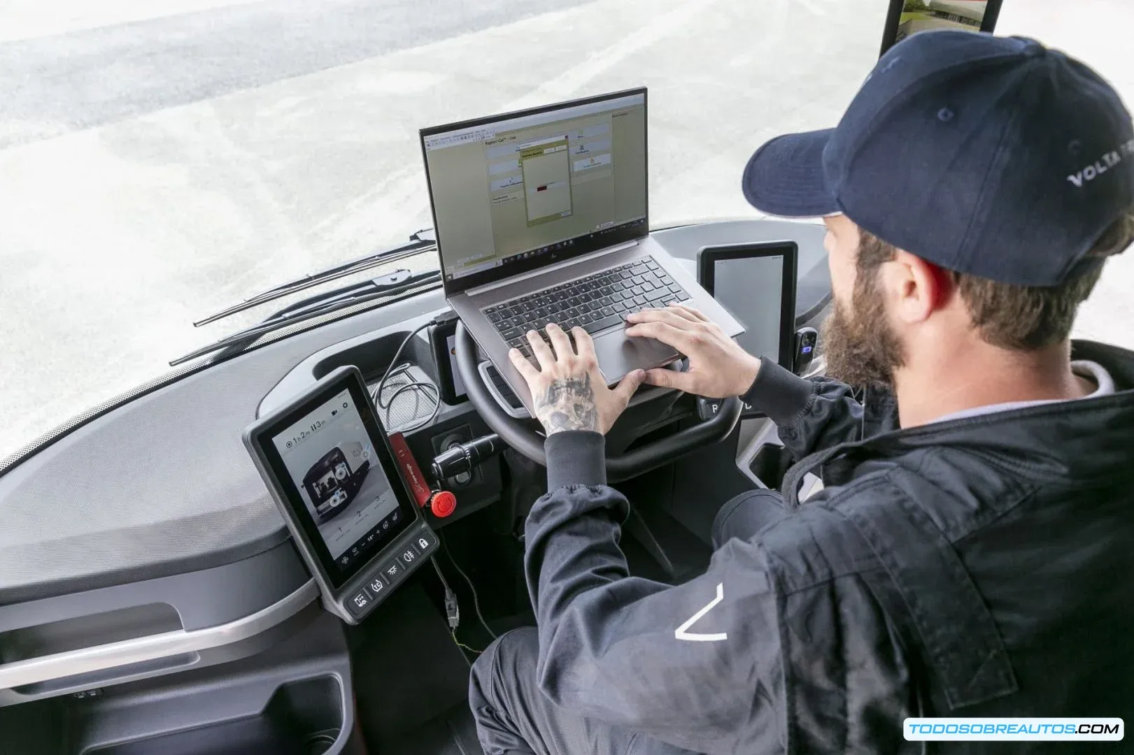 Imagen de técnicos de Daimler Truck México participando en un entrenamiento o trabajando en camiones Freightliner o autobuses Mercedes-Benz.