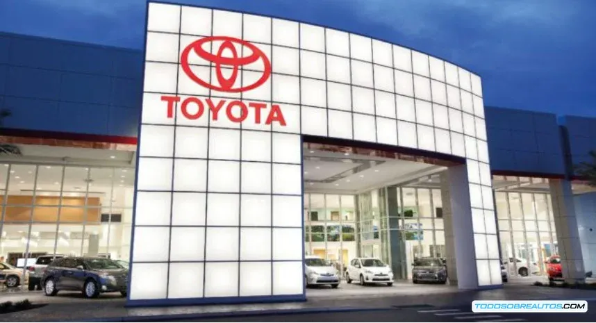 Imagen de la planta de Toyota en San Petersburgo o de un Toyota Rav4/Camry, ilustrando el impacto de la suspensión de operaciones.