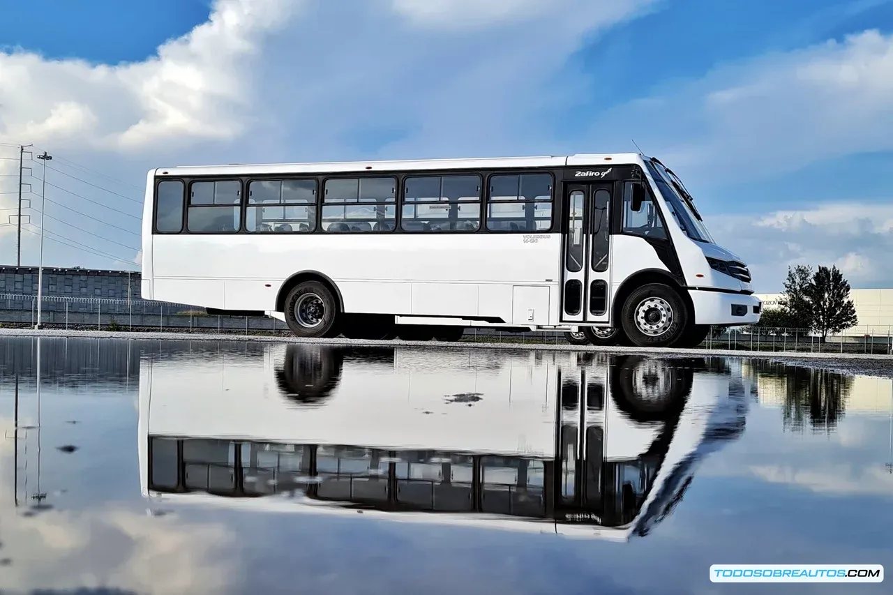 Imagen mostrando tanto un camión de carga como un autobús de Volkswagen.