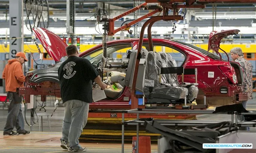 Imagen que representa la tensión en la industria automotriz de Detroit, posiblemente con trabajadores o una línea de producción parada.