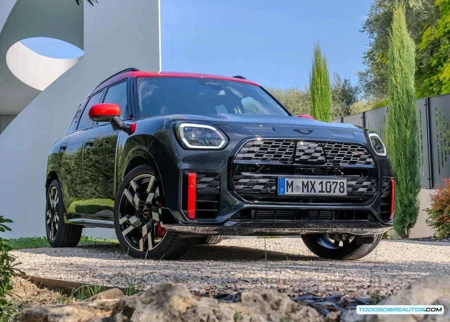 Detalle del diseño exterior de la Mini Countryman 2024 (ej: rines, faros, etc.)