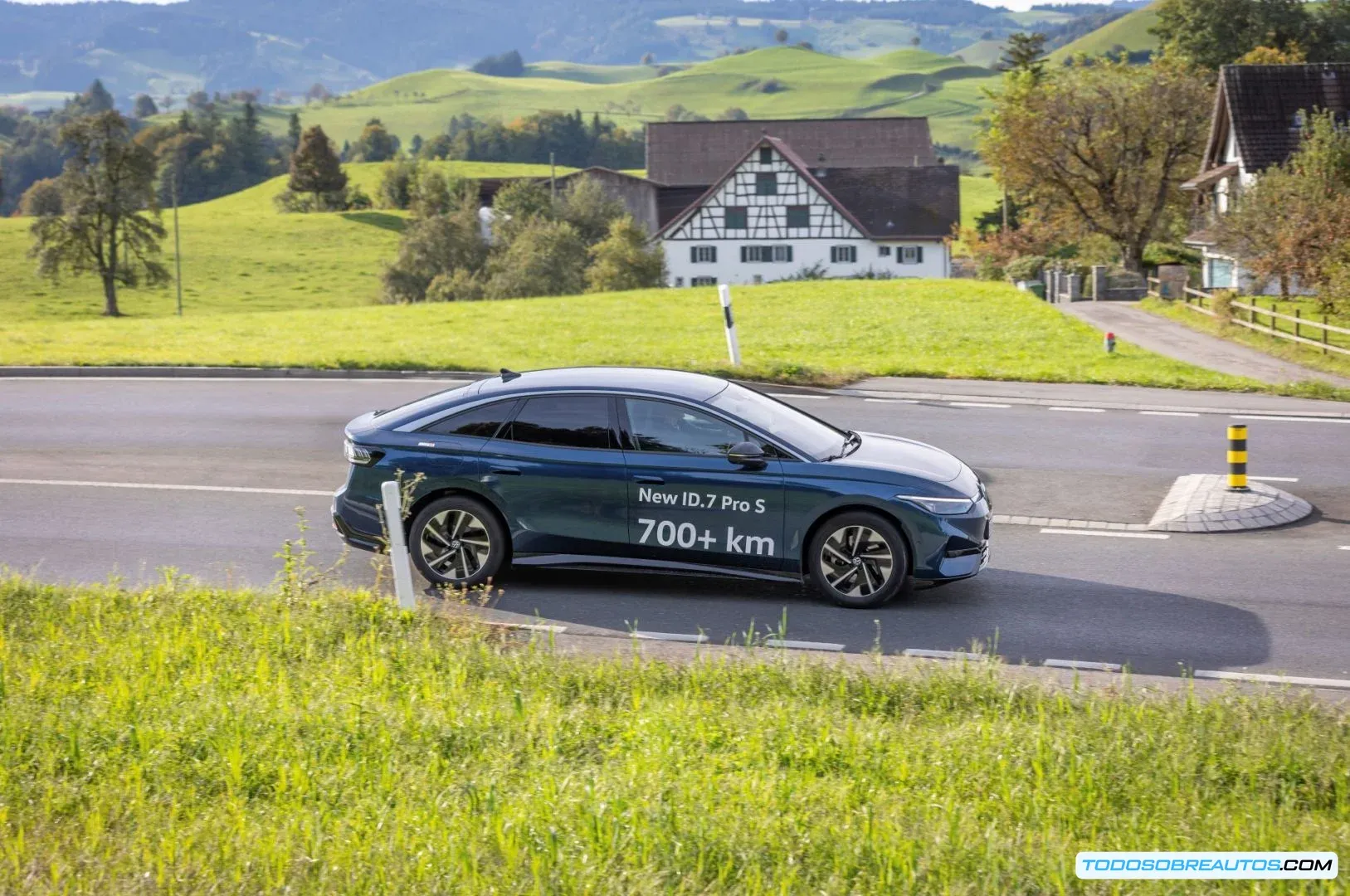 Volkswagen ID.7 Pro S recorriendo una carretera en Suiza durante la prueba de autonomía.