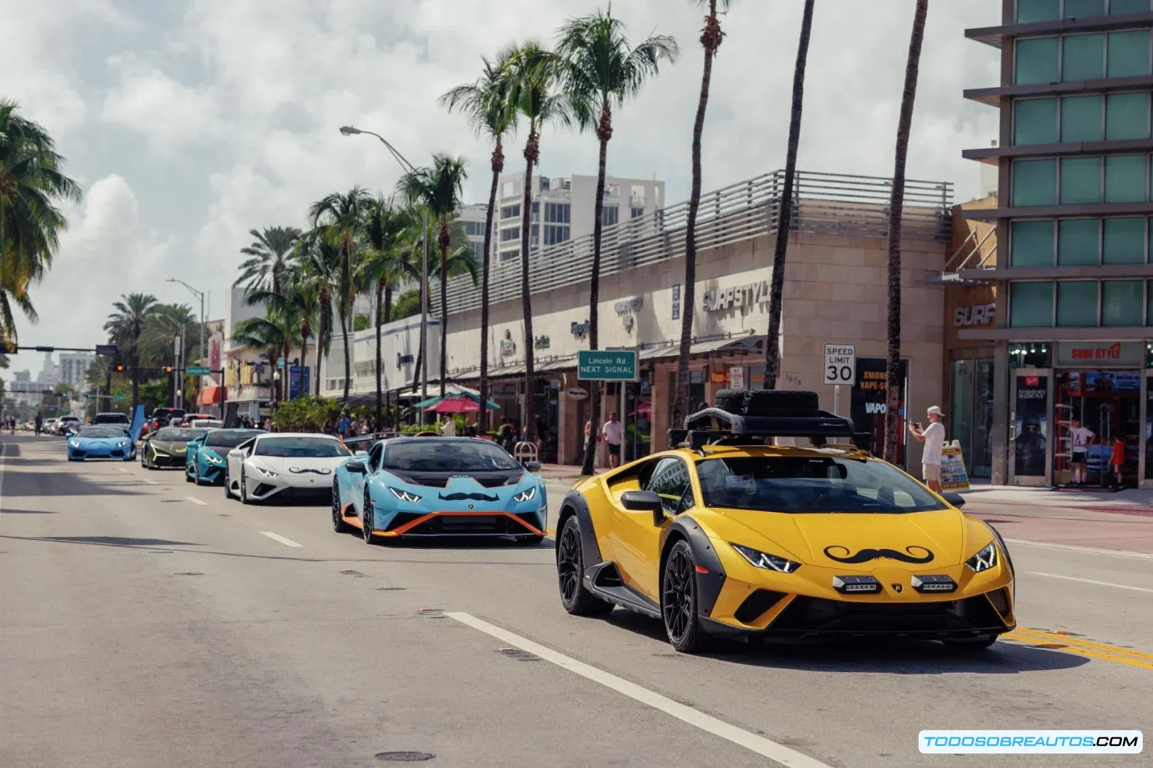 Imagen de Lamborghinis participando en un evento de Movember, mostrando el logo de Movember en los autos.