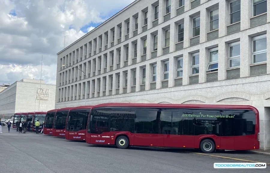 Imagen de un autobús eléctrico Mercedes-Benz eCitaro en las calles de Hamburgo.