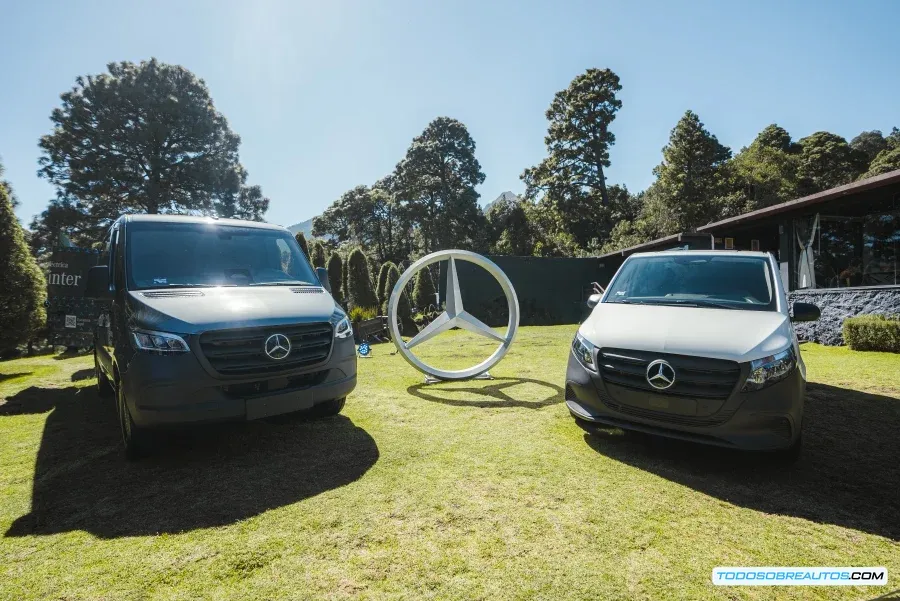 Imagen de la Mercedes-Benz eSprinter y Vito Cargo Van juntas, mostrando su diseño moderno y sostenible.