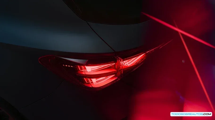 Detalle del diseño exterior de los nuevos Cupra León y Formentor, mostrando las luces traseras o un elemento distintivo.