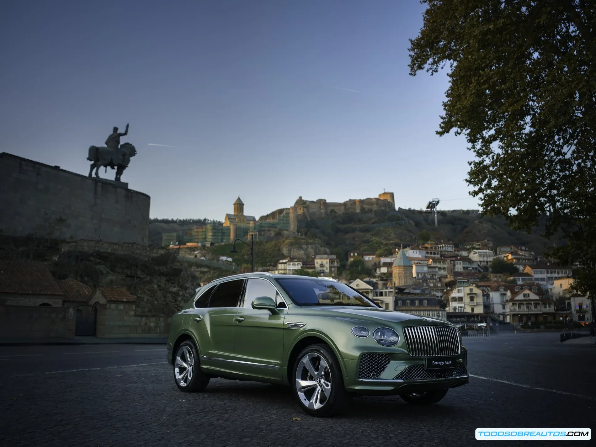 Imagen del exterior del nuevo concesionario Bentley Tbilisi en Georgia, mostrando su diseño elegante y moderno.