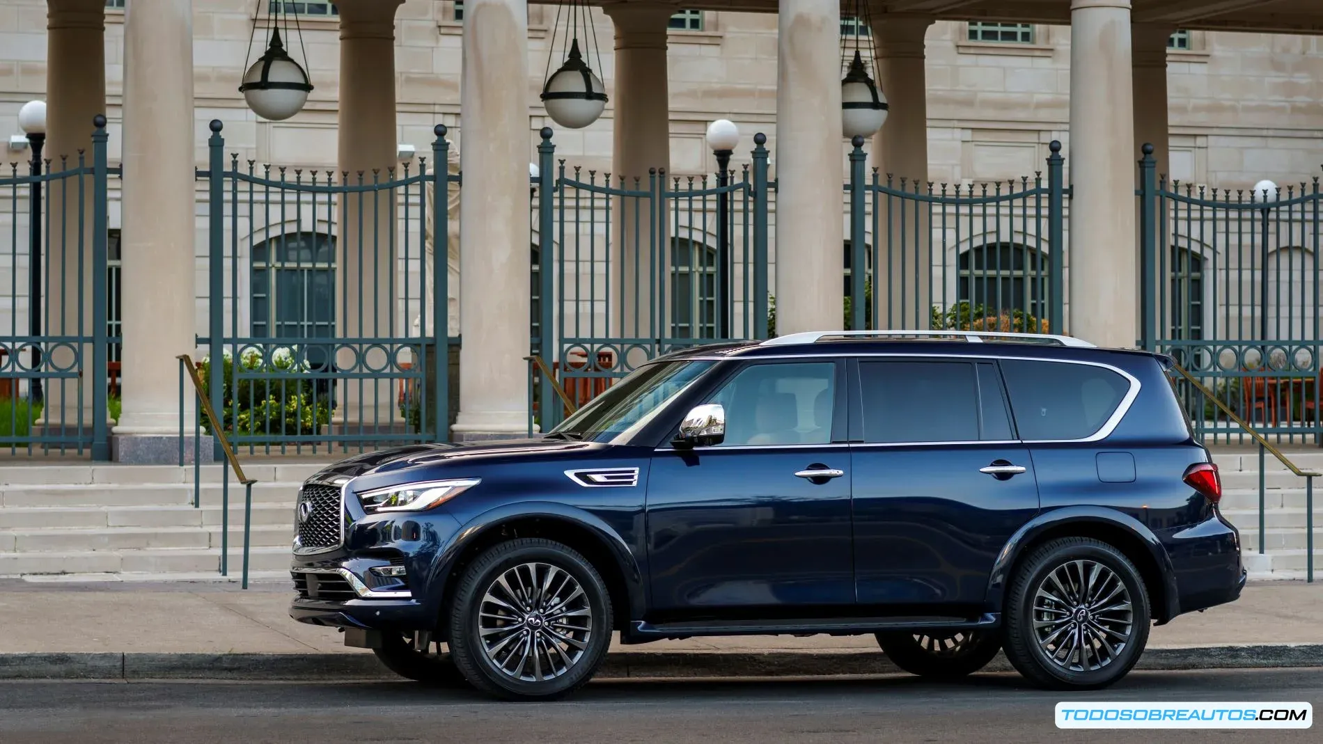 Imagen del INFINITI QX80 2024, destacando su diseño y elegancia.