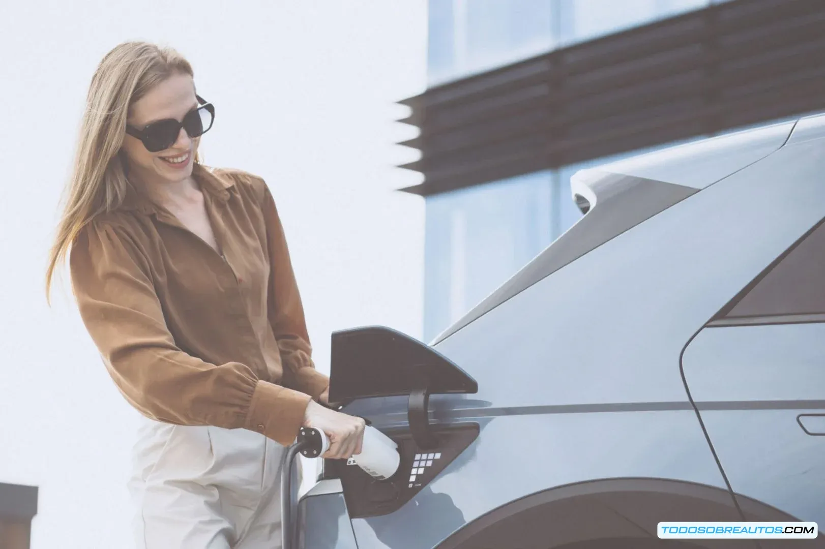 Imagen de un vehículo eléctrico enchufándose a una estación de carga Plug and Charge.