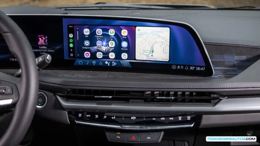 Interior del Cadillac XT4 2024 mostrando la pantalla central y el tablero.