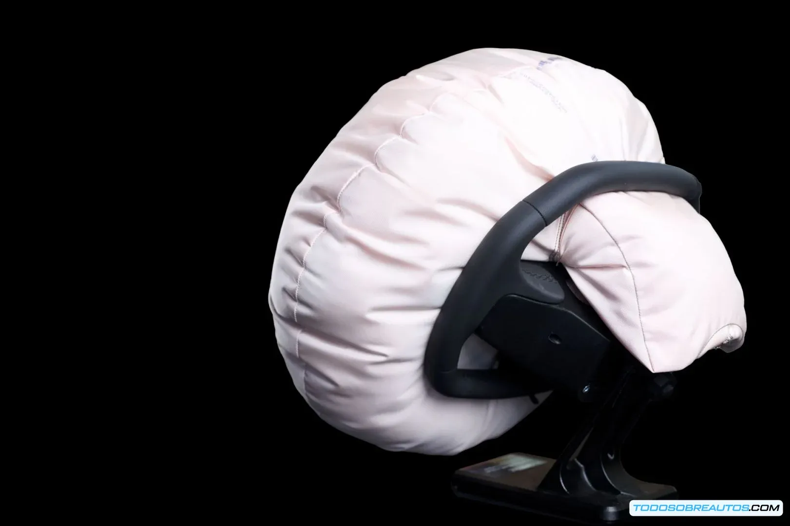 Imagen de un volante con el airbag desplegado en el aro superior, mostrando la innovación de ZF Lifetec.