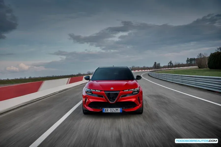 Imagen del Alfa Romeo Junior Veloce Eléctrico mostrando su diseño exterior.