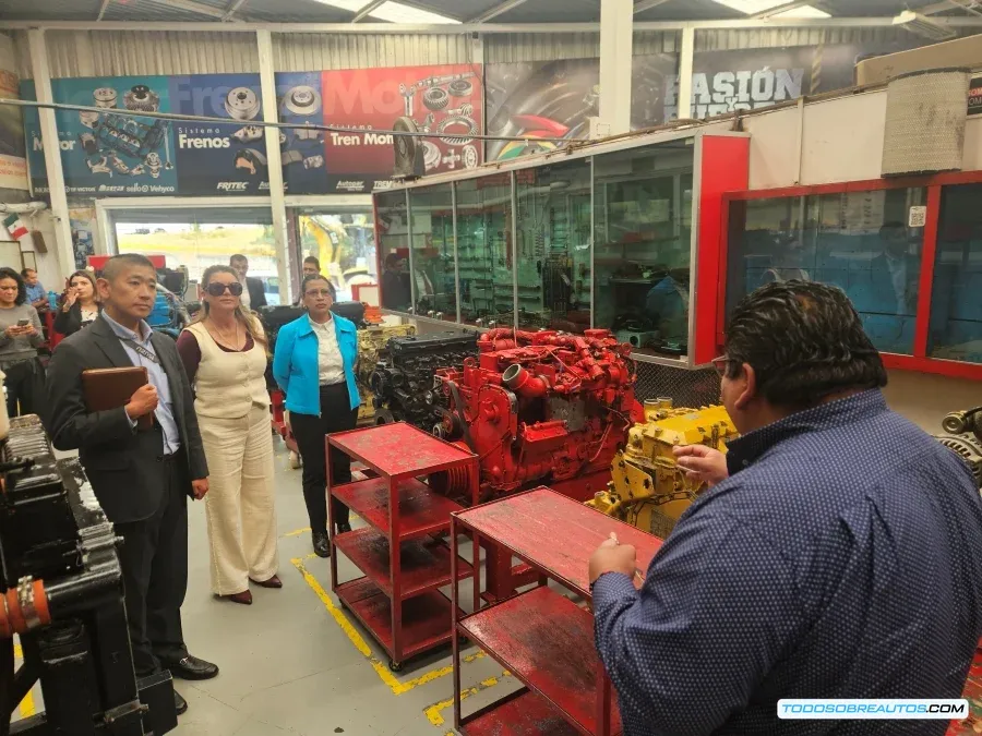 Dos camiones Isuzu Forward 1400 donados a la Escuela Superior de Ingeniería Automotriz.