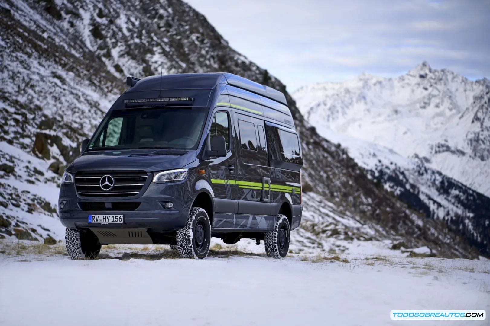 Imagen de un Mercedes-Benz con tracción total 4MATIC en acción, mostrando su capacidad en diferentes terrenos.