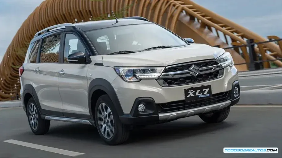 Imagen mostrando detalles del interior y exterior de la Suzuki Ertiga XL7 Boostergreen 2024, incluyendo la nueva parrilla y el tablero.