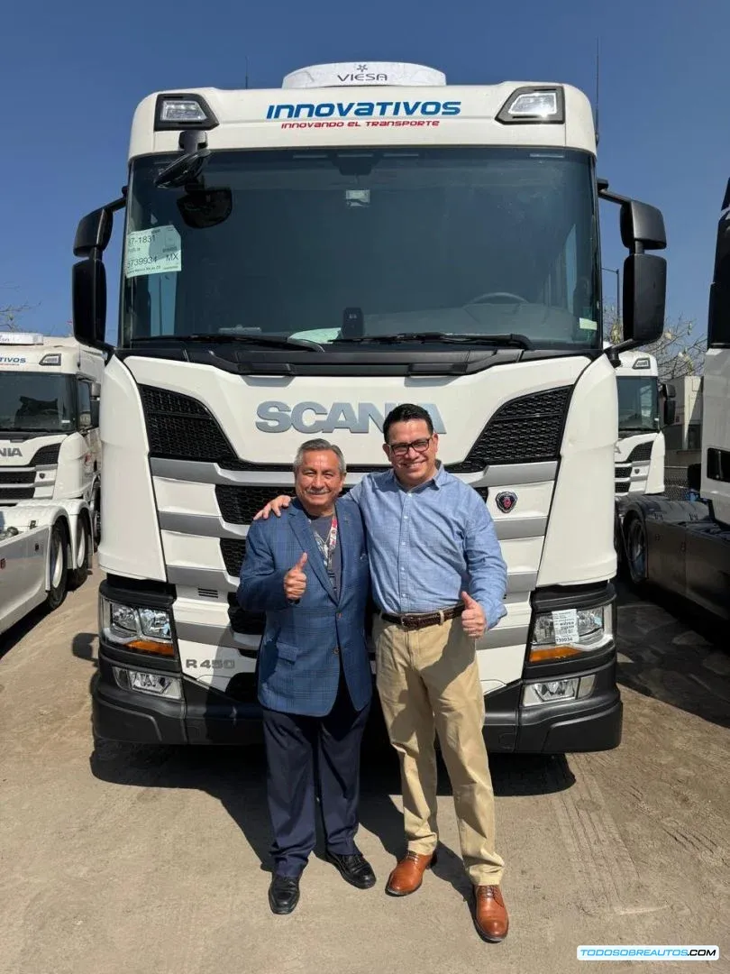 Fotografía de la entrega de 11 unidades Scania R450 a Transportes Innovativos Guadalajara.