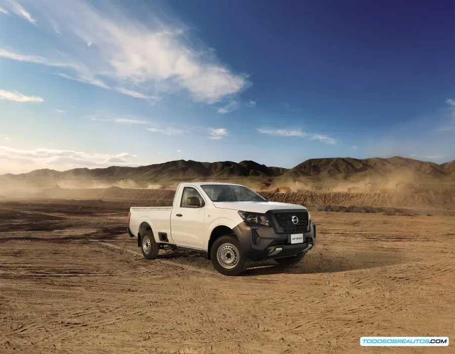 Nissan NP300: Vista general de la camioneta mostrando su diseño robusto y estético.