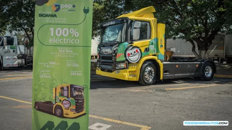 Imagen de un contenedor de barcos con autos usados listos para ser importados a México.