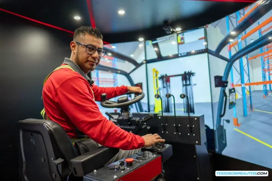 Imagen de un simulador de conducción de alta tecnología utilizado por Coca-Cola FEMSA México para capacitar a sus conductores.