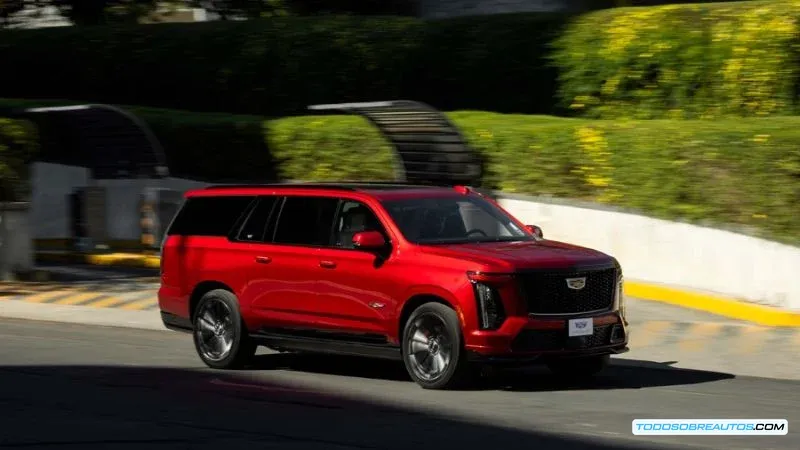 Imagen de la Cadillac Escalade 2025 V-Sport mostrando su diseño exterior elegante.