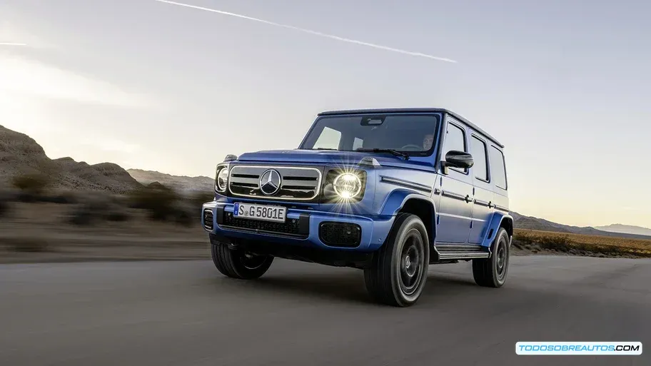 Interior del Mercedes-Benz G580 eléctrico, mostrando el tablero y los materiales