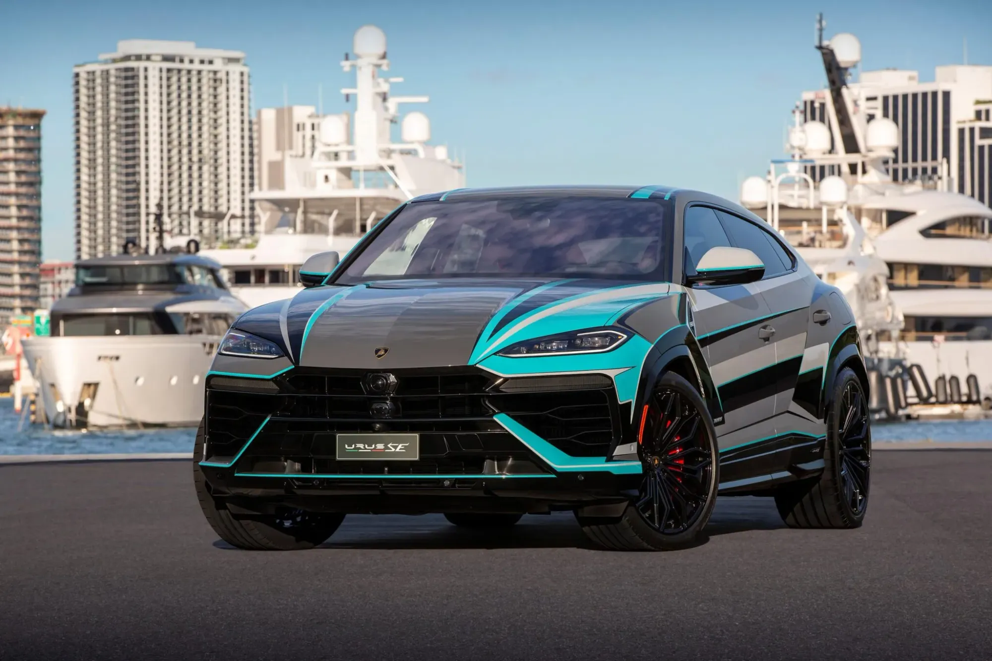 Lamborghini Urus SE Miami Edition