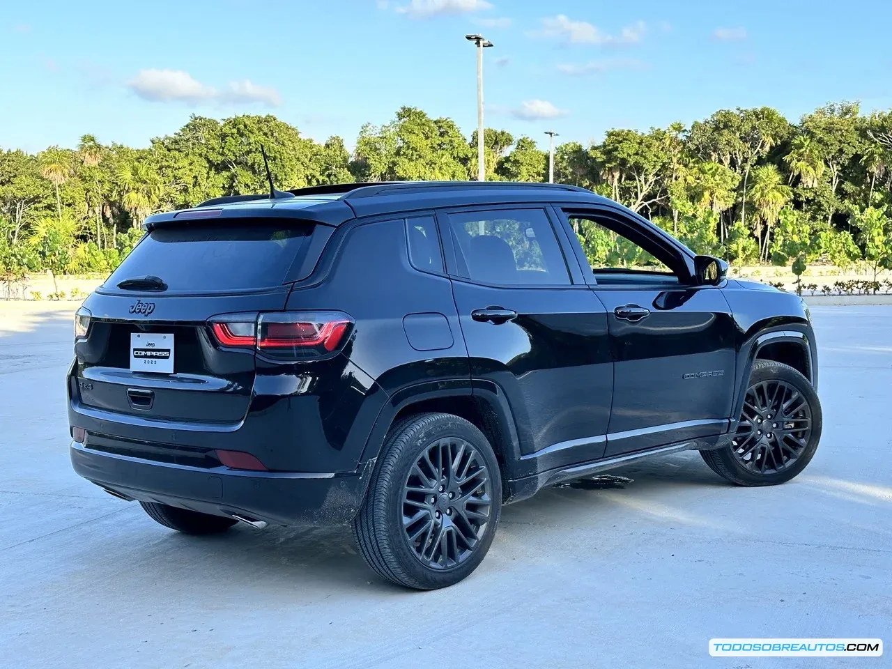 Detalle del motor del Jeep Compass 2023.