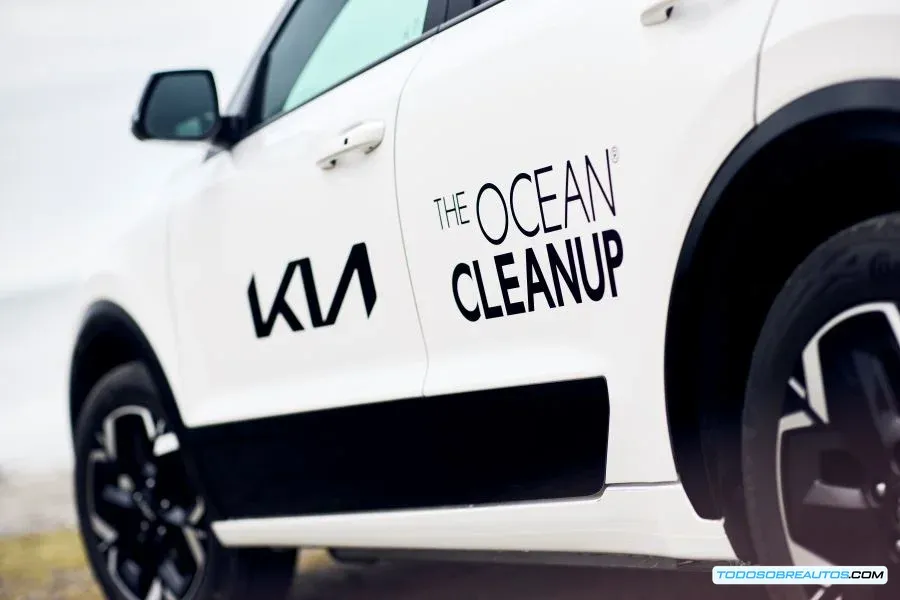 Imagen de vehículos eléctricos Kia EV6 y Niro utilizados por The Ocean Cleanup para el transporte de equipo y materiales.