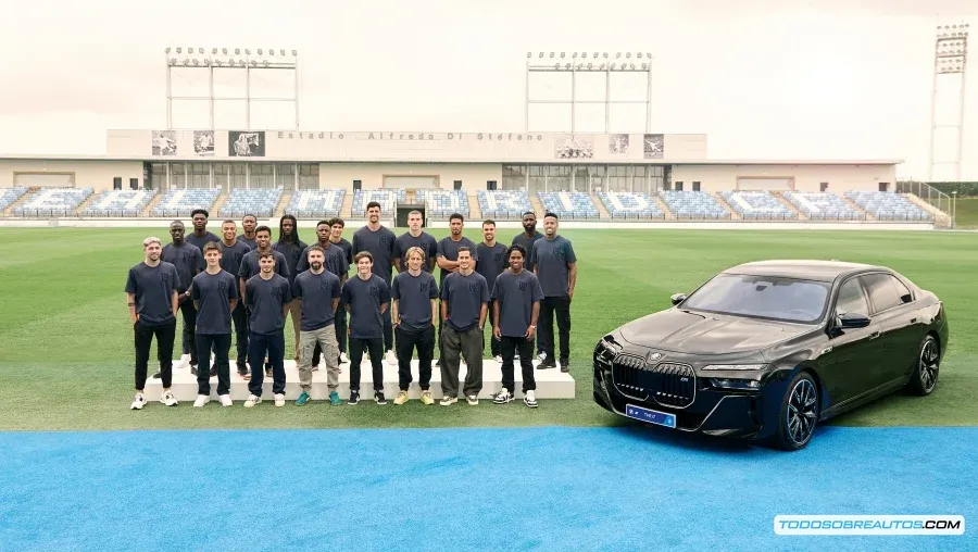 Jugadores del Real Madrid junto a la nueva flota de vehículos eléctricos BMW.