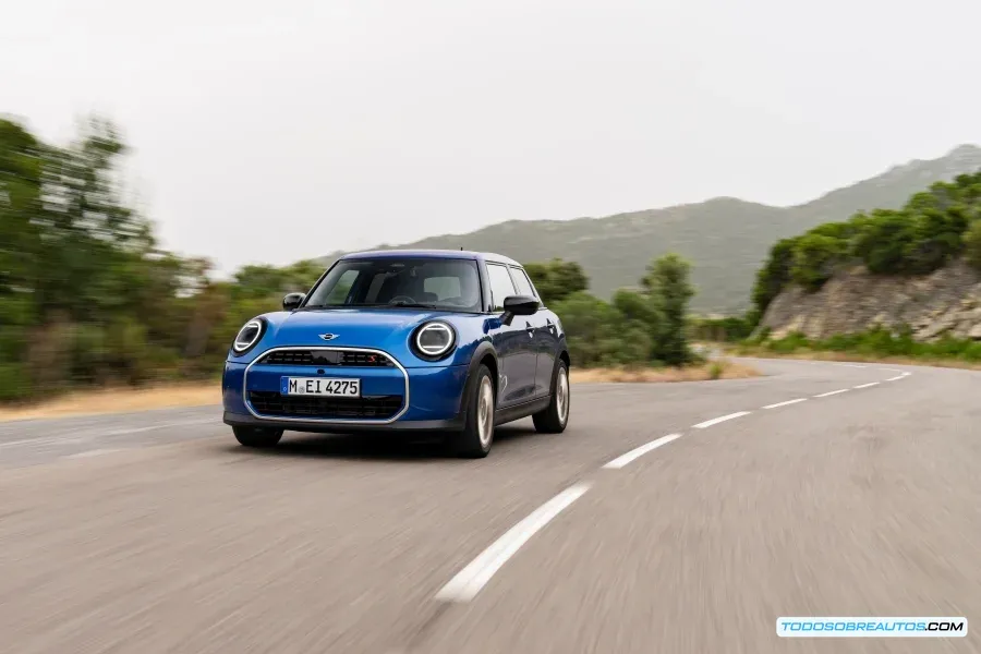 Imagen del nuevo MINI Cooper S 5 Puertas 2024 mostrando su diseño exterior.