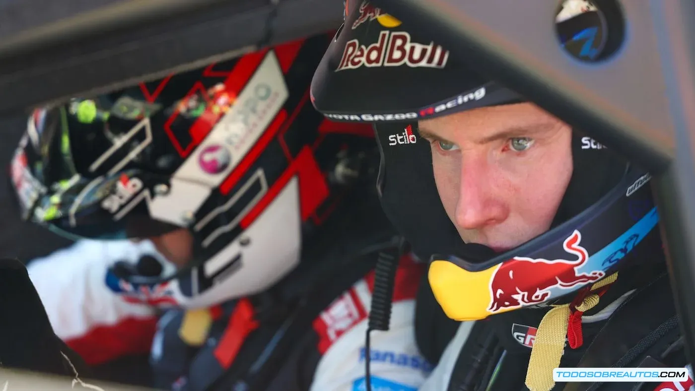 Elfyn Evans conduciendo su Toyota GR Yaris Rally1 durante una carrera del WRC.