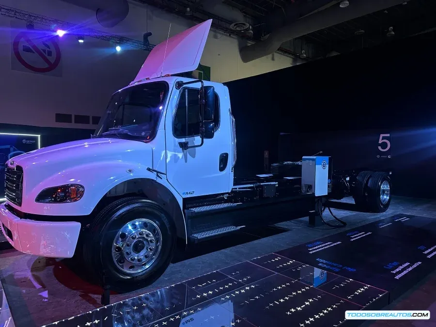 Imagen del camión eléctrico Freightliner eM2.