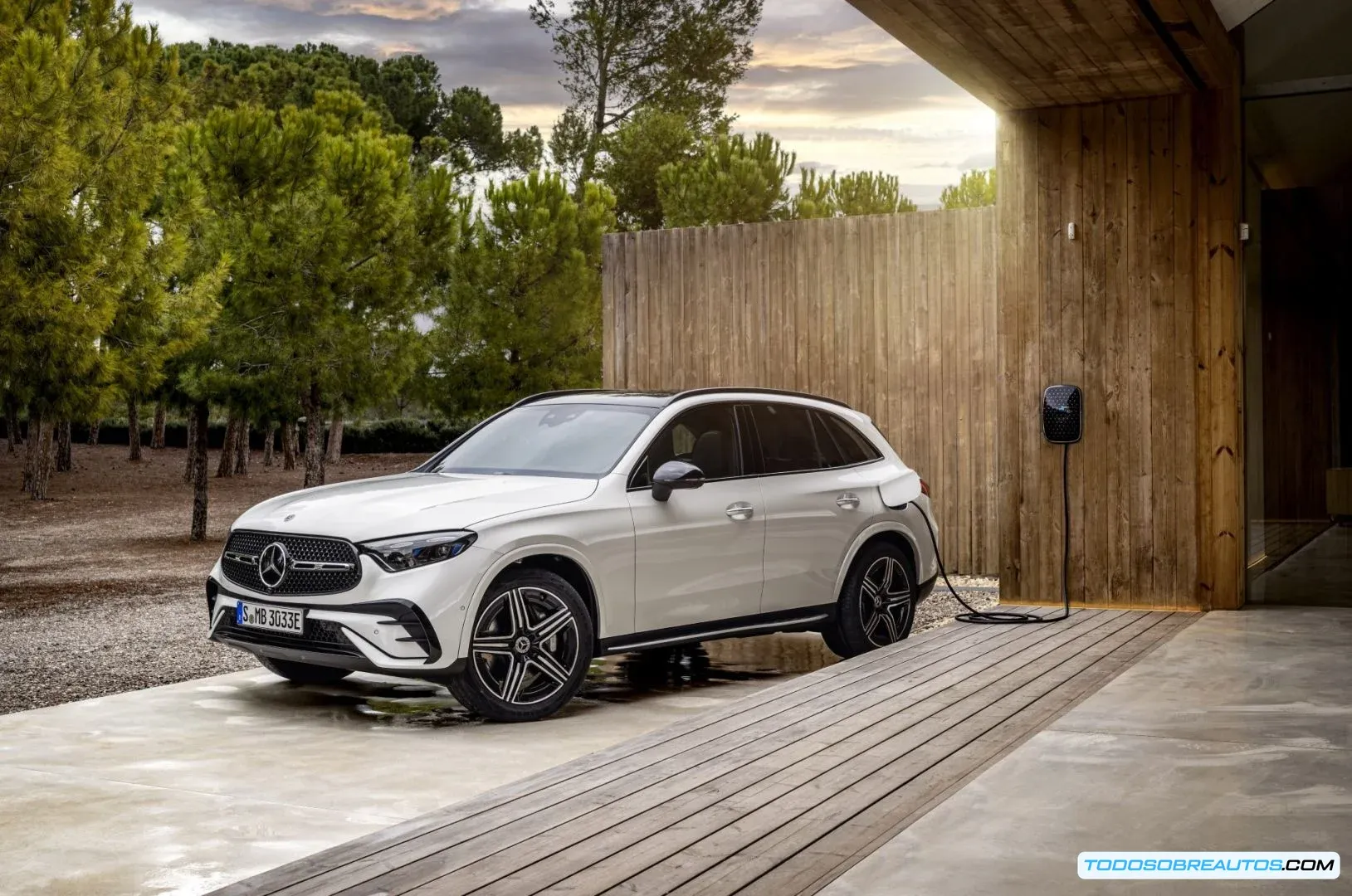 Mercedes-Benz GLC 350e 4MATIC 2025: SUV híbrido enchufable con diseño moderno y elegante.