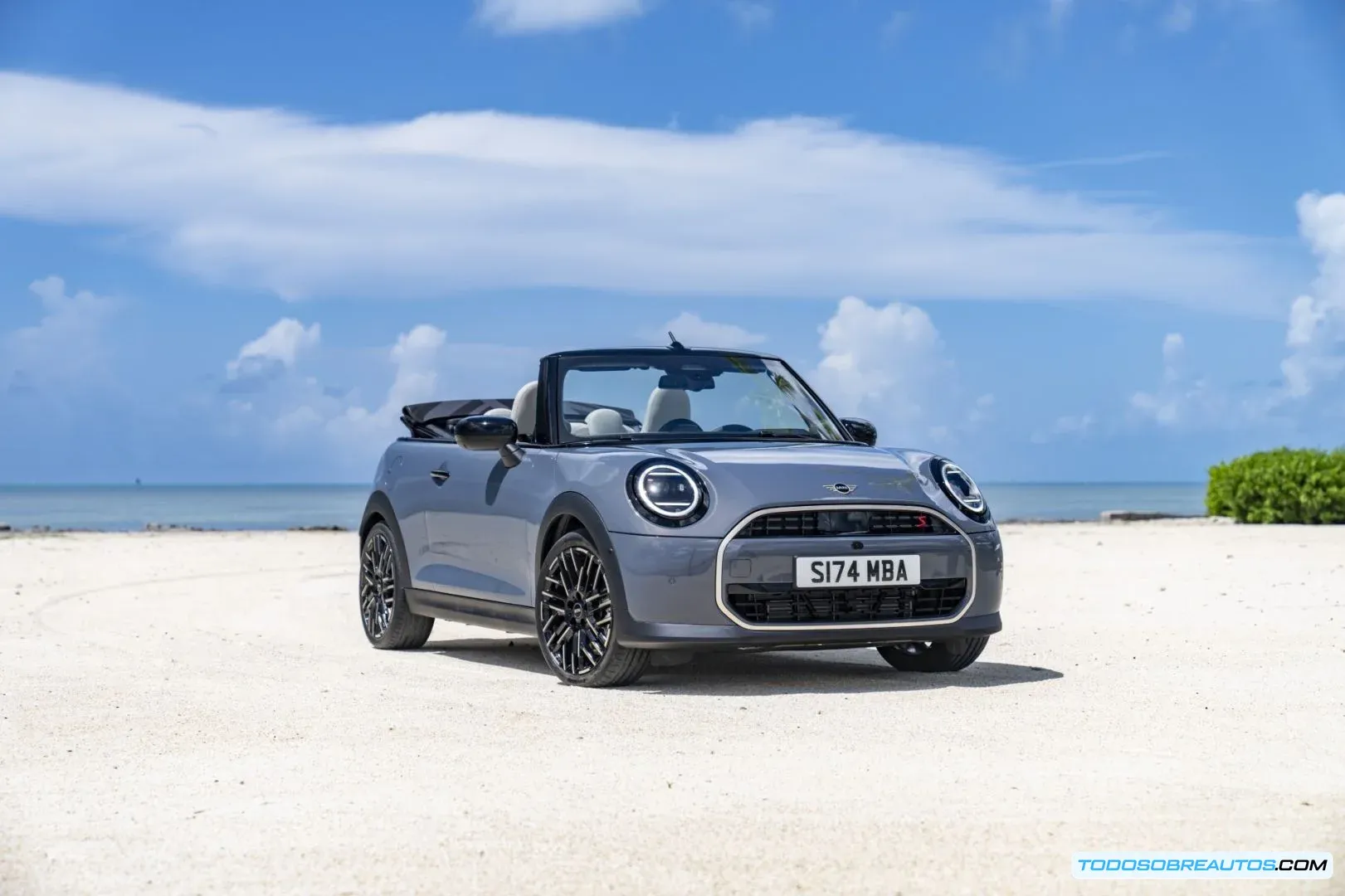 Imagen del MINI Cooper Cabrio 2025 mostrando su diseño exterior.