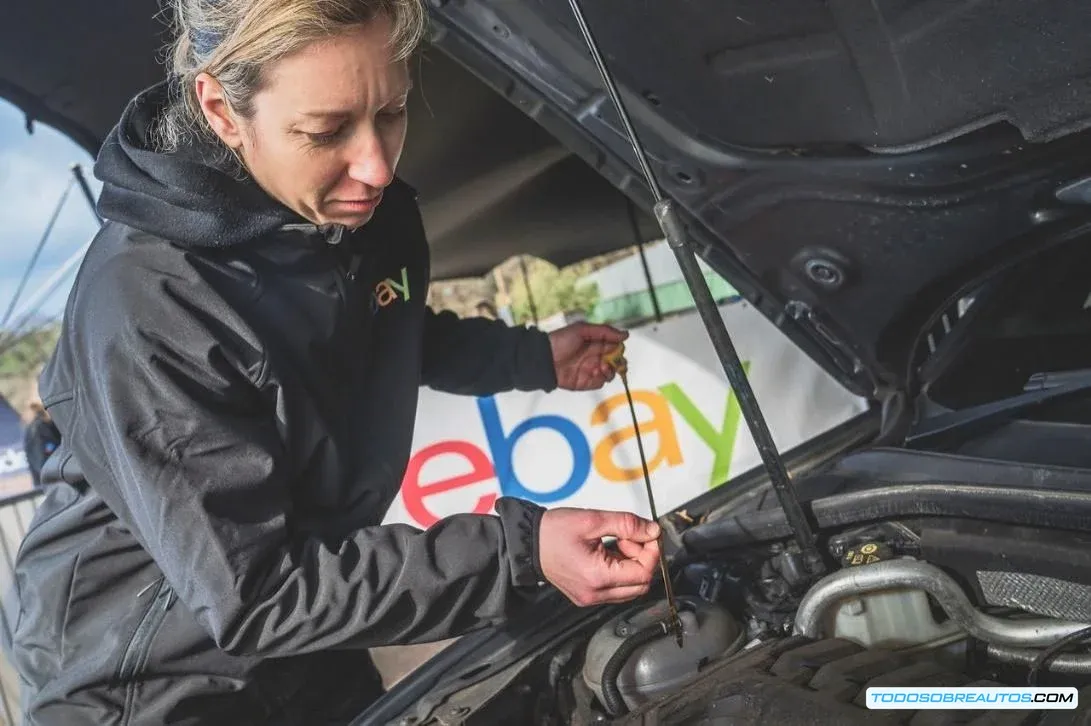 Imagen de un conductor reparando su auto en casa.