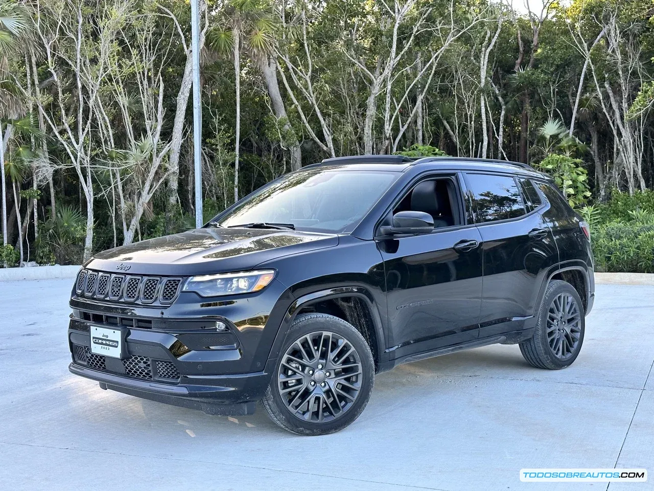 Vista frontal del Jeep Compass 2023 mostrando sus nuevas luces LED.