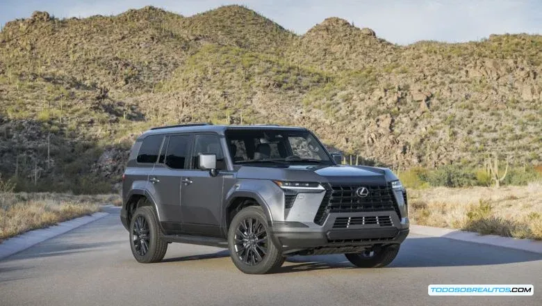 Interior y exterior del Lexus GX 2025 mostrando detalles de diseño y acabados.