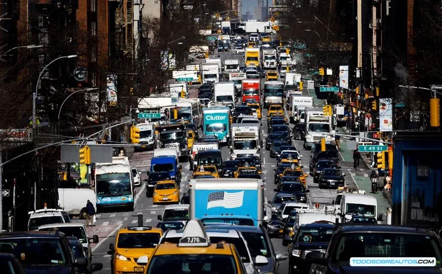 Imagen que ilustra el cambio en el espacio público de Nueva York, mostrando la reducción del espacio para autos y el aumento de espacios para peatones y ciclistas.