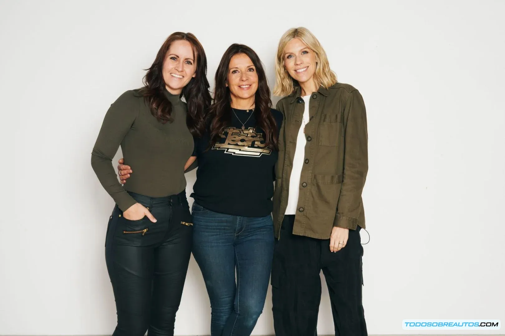 Fotografía del equipo de Electrifying.com, incluyendo a Ginny Buckley, que realizó el estudio sobre la adopción de coches eléctricos por parte de las mujeres.