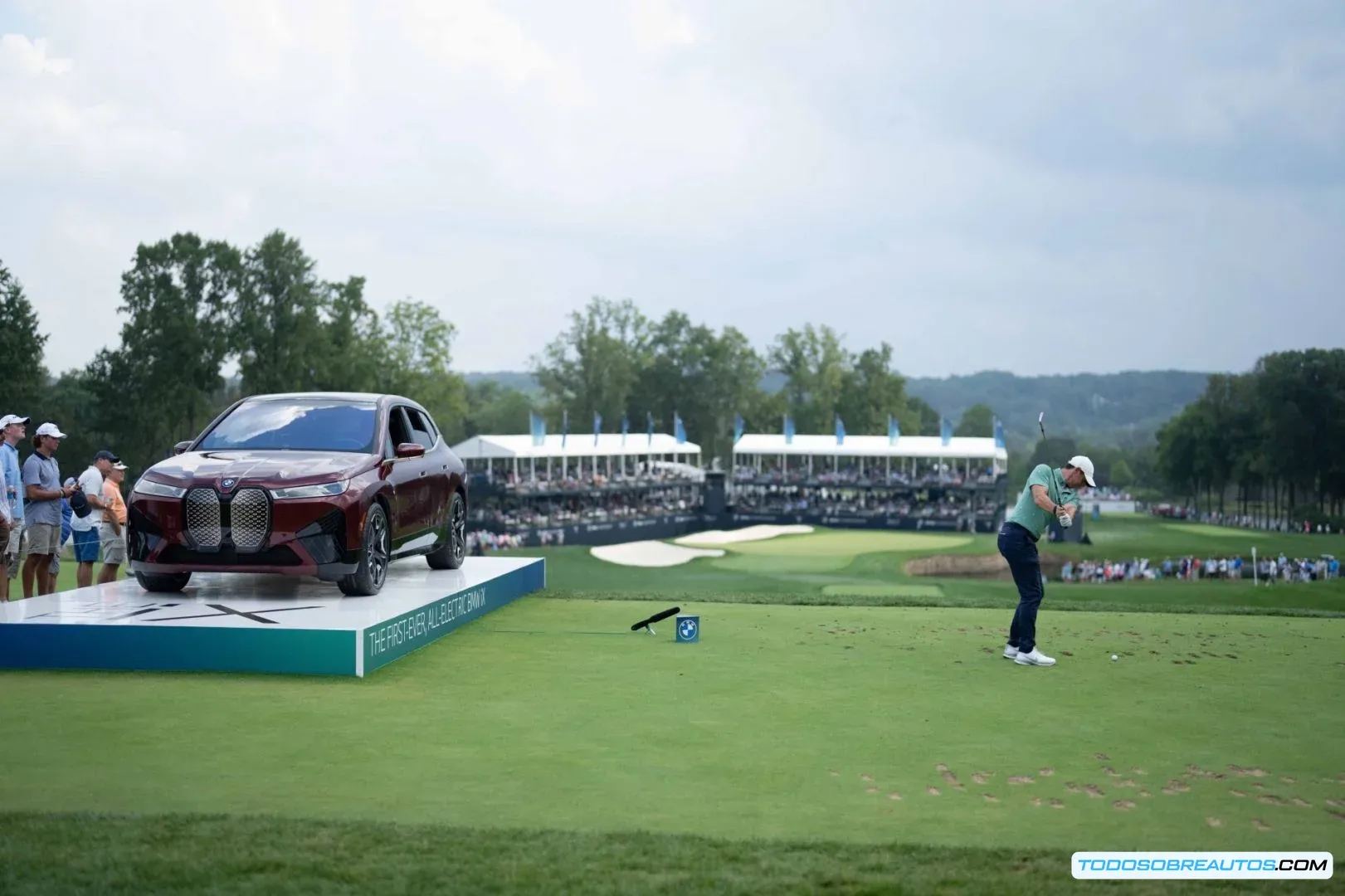 Imagen de un coche BMW en un campo de golf durante el PGA Championship, mostrando la colaboración entre ambas marcas.