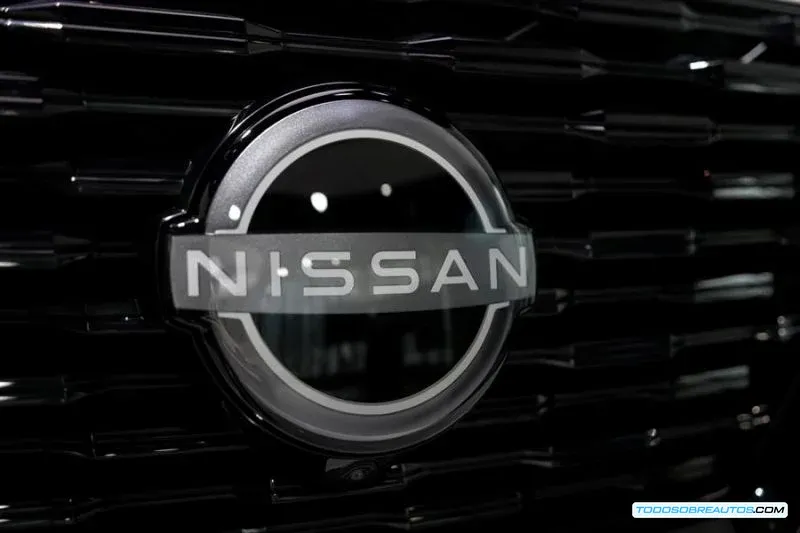 Logotipos de Nissan y Honda juntos, sugiriendo una fusión inminente.